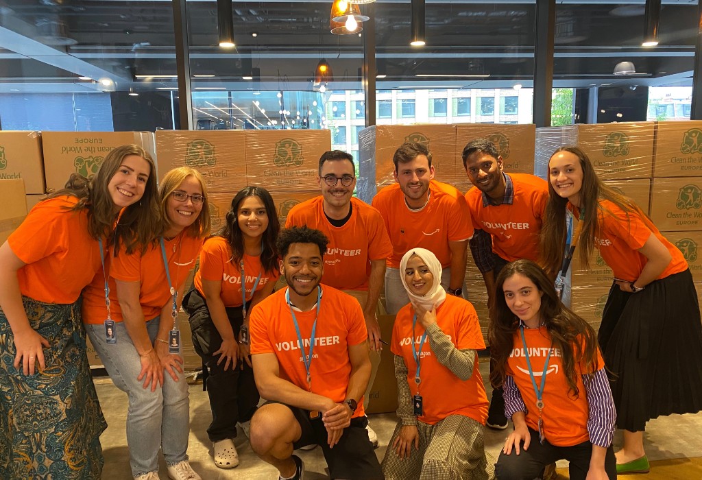 Amazon volunteers, Clean the World Europe